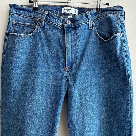 Abercrombie & Fitch Curve Love The Baggy Low Rise, Medium Wash, Size 31/12R - Picture 2 of 14